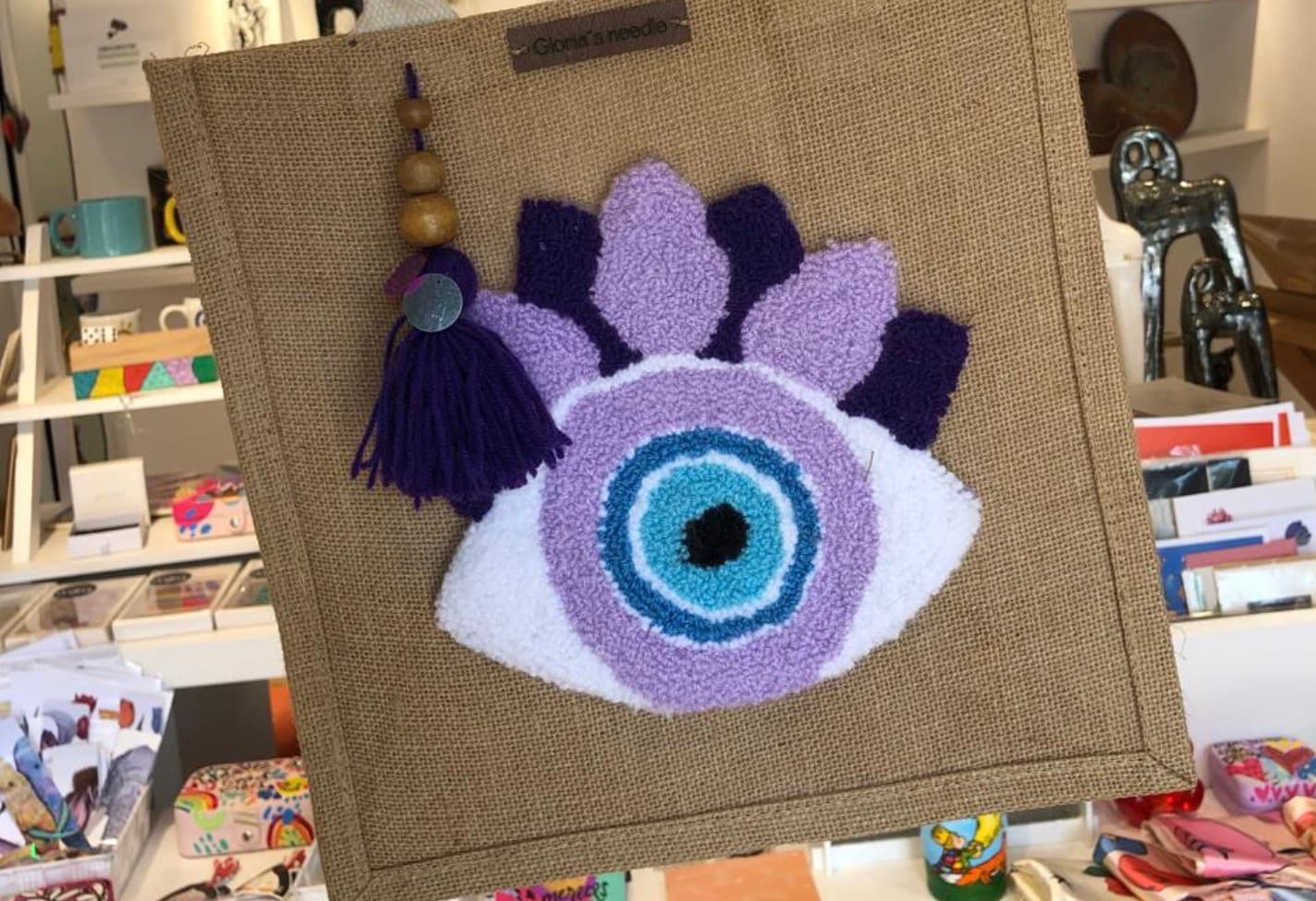 Pieza textil bordada a mano en Pistache Arte
