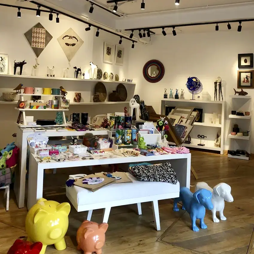 Interior de Pistache Arte con piezas de cerámica y arte objeto